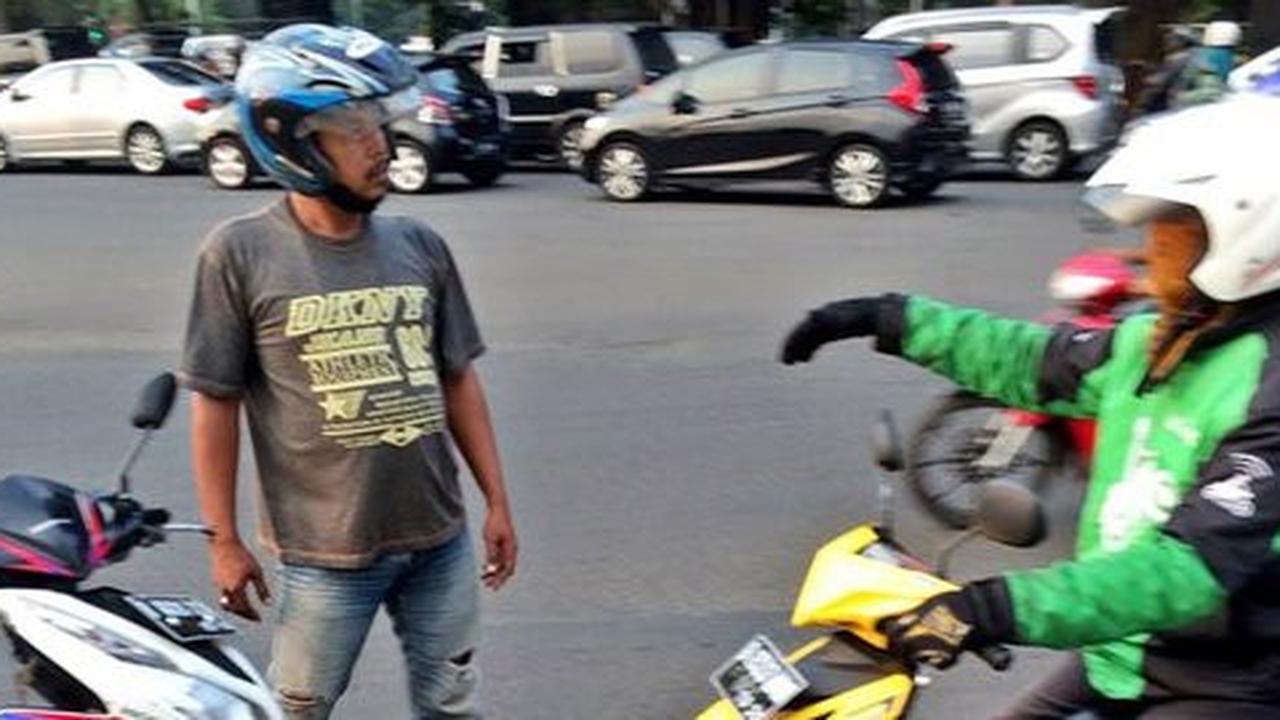 Angkuhnya ojek pangkalan, ancam driver Go-Jek dan pejalan kaki