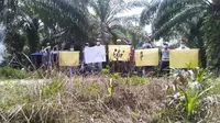 KTH Alam Rimbo Lestari menggelar aksi di area kemitraan, Minggu (8/8/2021). Mereka memprotes karena dilarang beraktivitas di kebun kemitraan. (Liputan6.com/istimewa)