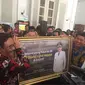 Gubernur DKI Jakarta Djarot Saiful Hidayat mendapat kejutan di hari ulang tahunnya, Kamis (6/7/2017). (Liputan6.com/Delvira Chaerani Hutabarat)