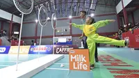 Salah satu tantangan dalam Festival SenengMinton Solo 2025 Throwing The Shuttlecock dimana peserta harus melempar kok ke dalam lubang target. (Dok. Bakti Olahraga Djarum Foundation)