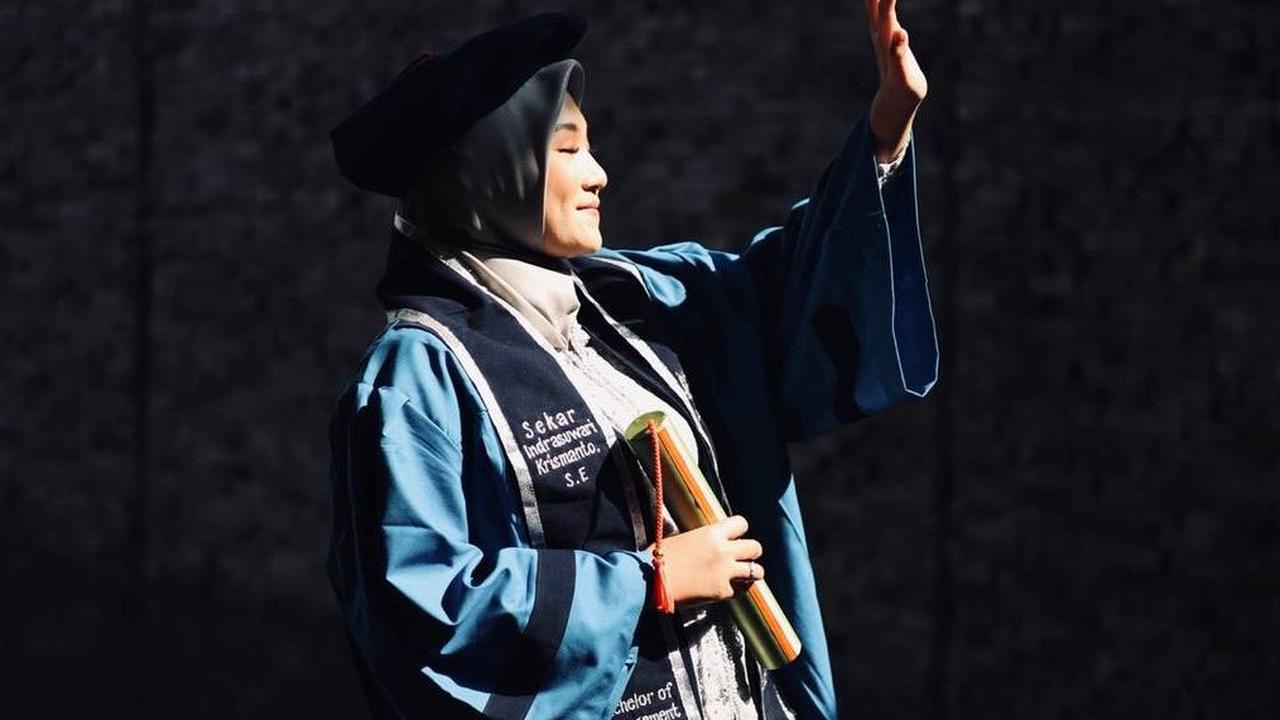 "Allah 'Ku perlancar hingga wisuda mu tiba," sambungnya. <br>