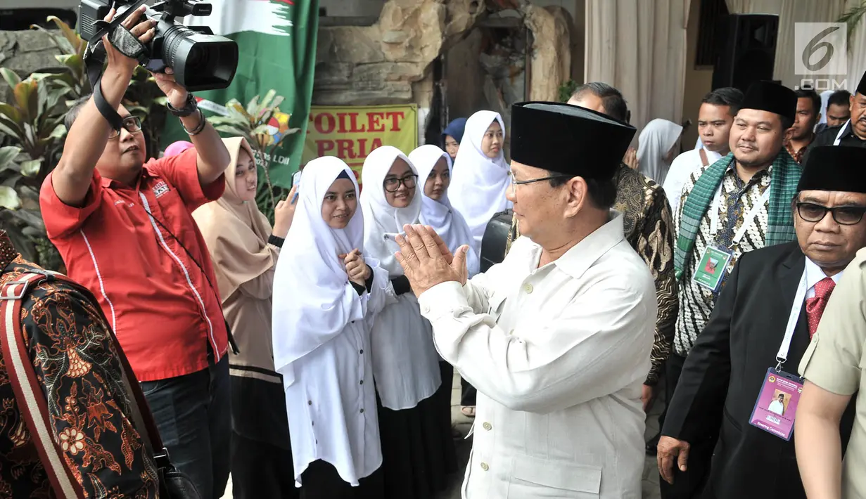 Calon presiden nomor urut 02 Prabowo Subianto menyapa santri saat menghadiri Rakernas LDII di Pondok Gede, Jakarta, Kamis (11/10). Rakernas LDII mengambil tema "LDII Untuk Bangsa". (Merdeka.com/Iqbal Nugroho)
