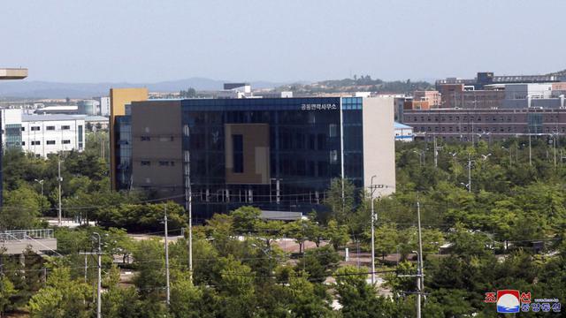 FOTO: Korea Utara Ledakkan Kantor Penghubung dengan Korea Selatan