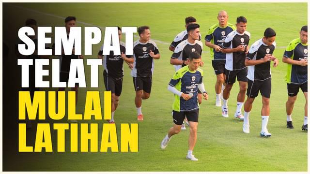 Berita video para pemain dan ofisial Timnas Indonesia sempat terjebak macet di sekitaran Senayan, Jakarta. Hal itu membuat mereka harus terlambat latihan dan berjalan kaki ke tempat latihan.