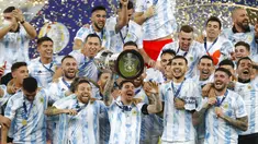 Pemain Argentina Lionel Messi (tengah) memegang trofi saat ia merayakan dengan rekan setimnya setelah mengalahkan Brasil 1-0 dalam pertandingan final Copa America di stadion Maracana di Rio de Janeiro, Brasil, Minggu (11/7/2021). (AP Photo/Andre Penner)