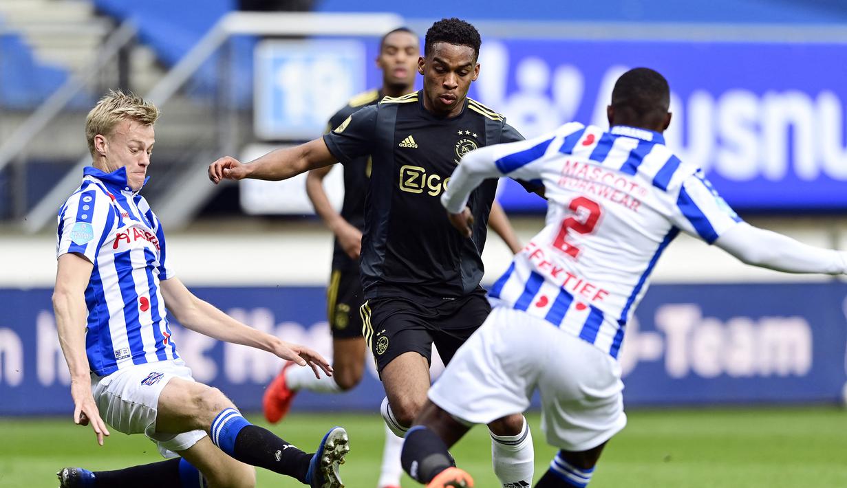 Jurrien Timber. Bek tengah berusia 19 tahun ini baru 2 musim membela Ajax Amsterdam. Ia menjadi suksesor Matthijs de Ligt yang cabut ke Juventus. Pencapaiannya yang membawa Ajax juara Eredivisie musim ini jadi alasan kuat meski belum melakukan debut di timnas senior. (AFP/Olaf Kraak/ANP)