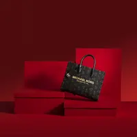 Michael Kors baru saja mengumumkan koleksi kapsul terbarunya. Koleksi ini menandai Tahun Baru Imlek 2023 yang merupakan Tahun Kelinci. Foto: Document/Michael Kors.