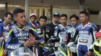 Pembalap senior Yamaha, Rey Ratukore beri pemaparan soal teknik balapan kepada komunitas (dok: Yamaha)
