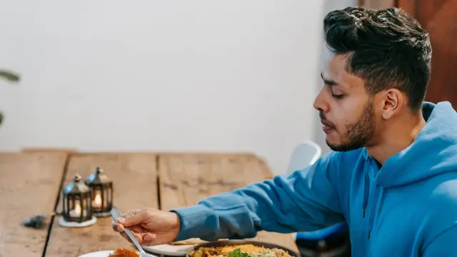 Orang yang Paling Terakhir Selesai Makan