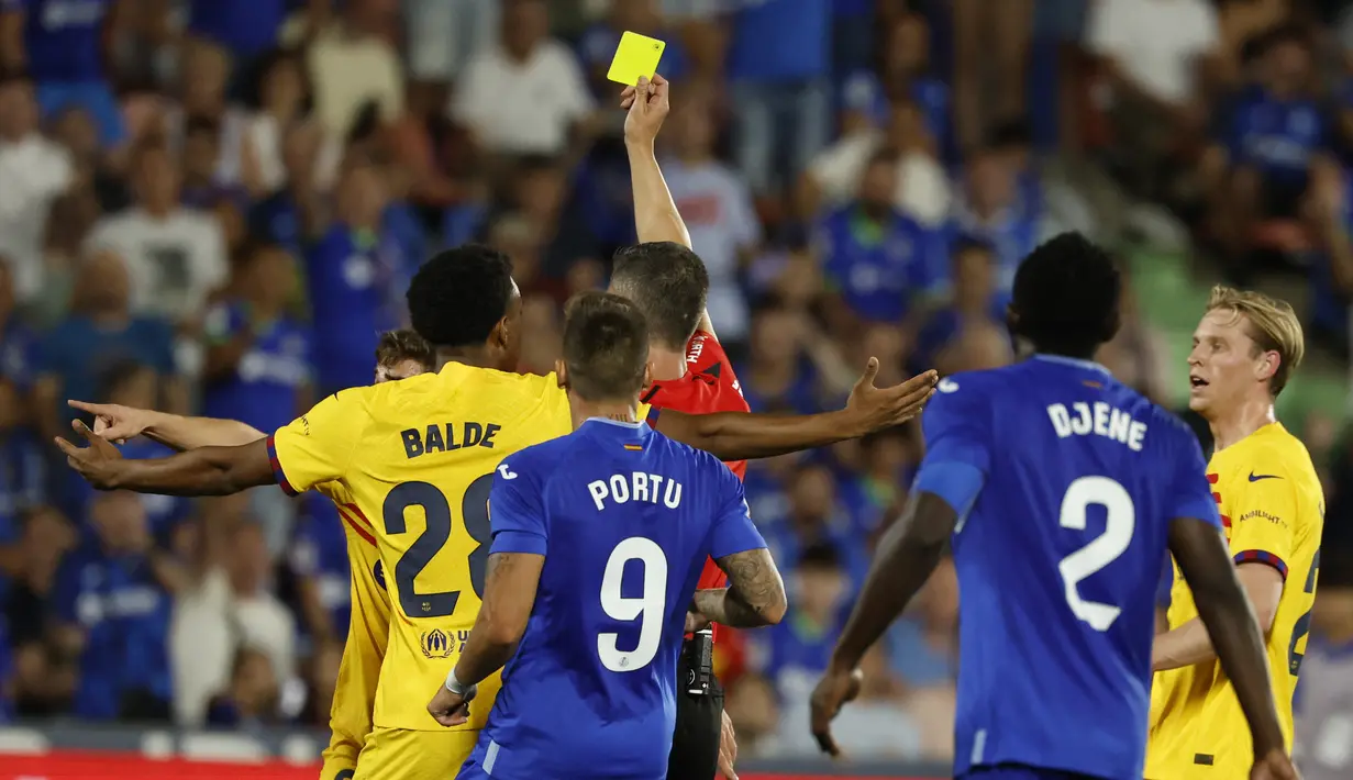 Bukan hanya alot, duel kedua tim berlangsung sengit sehingga wasit Cesar Soto harus mengeluarkan tujuh kartu kuning dan tiga kartu merah. (JAVIER SORIANO / AFP)