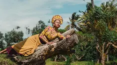 Kharisma Aura mengawali kariernya di dunia hiburan Tanah Air sebagai seorang model. Kemudian, wanita kelahiran Majalengka ini semakin dikenal luas ketika keluar sebagai juara pada ajang Miss Grand Indonesia 2020.
(Liputan6.com/IG/gamaphoto1930)