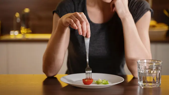 6. Hindari Jeda Makan yang Terlalu Panjang [Dok/freepik.com]