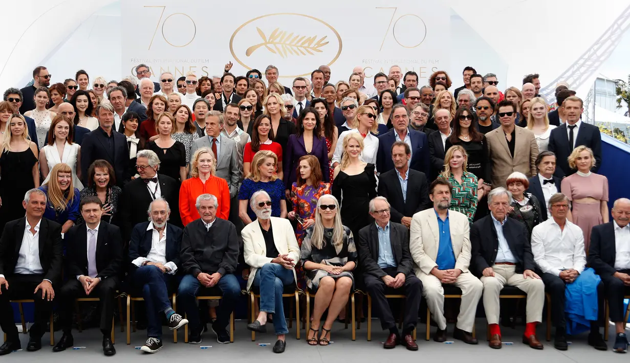 Pemain film dan sutradara berpose saat menghadiri Festival Film Cannes ke-70 di Perancis, Selasa (23/5). Festival Film Cannes diadakan pertama kali tahun 1946 dan sejak itu festival ini diadakan setiap tahunnya pada bulan Mei. (Arthur Mola/Invision/AP)
