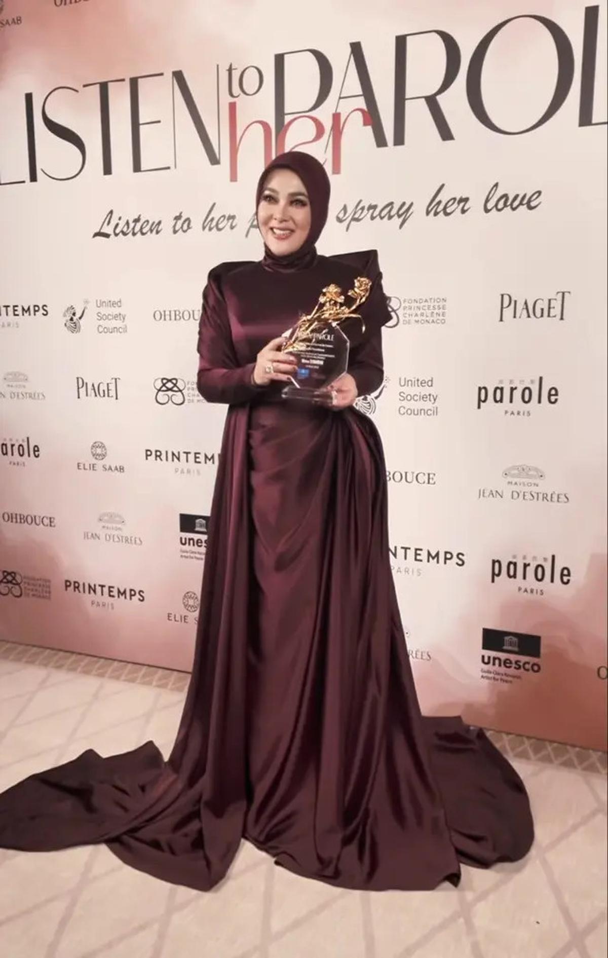 Foto-Foto Gaya Syahrini dalam Balutan Gaun Burgundy Berhijab di Festival Cannes 2025 yang Mencuri Perhatian Dunia