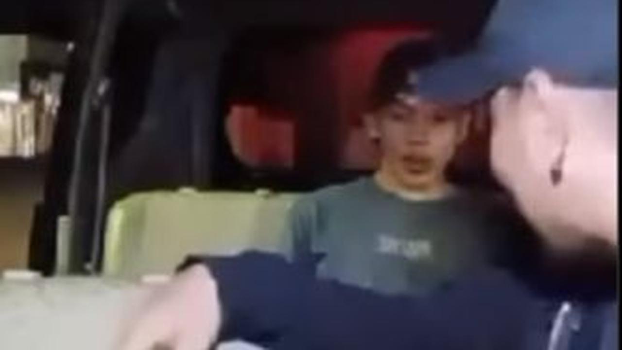Semua Polisi Turun dari Mobil