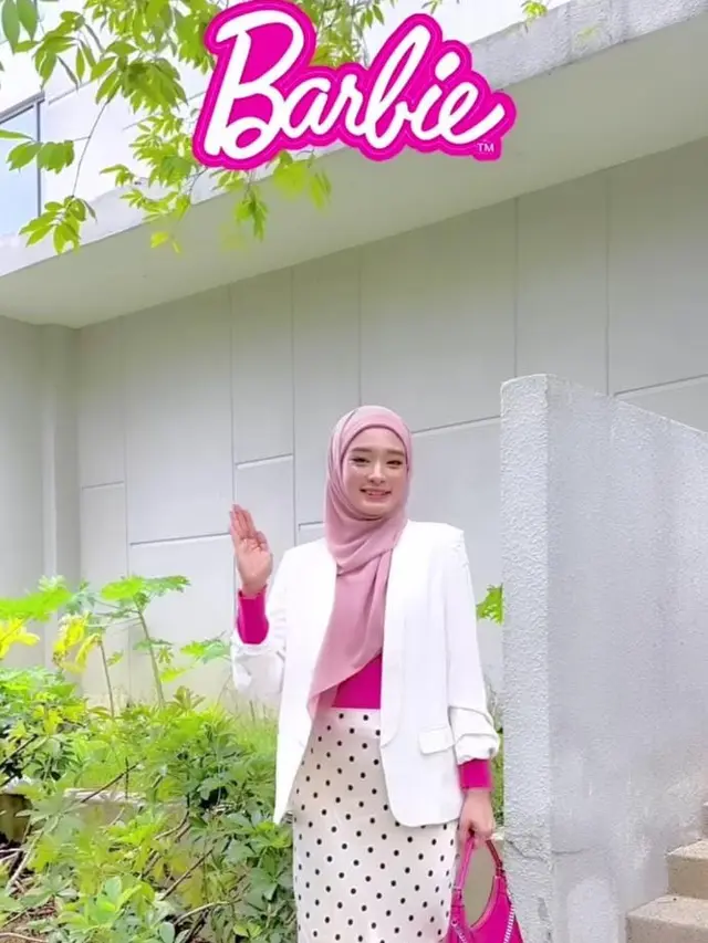 Potret Inara Rusli saat Cosplay Jadi Barbie