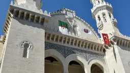 Kondisi bagian depan Masjid Ketchaoua atau Katsyawah yang berada di distrik Casbah, Aljir, Aljazair, Rabu (15/11). Setelah mengalami renovasi yang cukup lama, masjid ini siap dibuka kembali untuk umum. (AFP Photo/Ryad Kramdi)