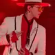Di konser Encore Korea Selatannya, G Dragon tampil mengenakan setelan jas putih dari jas dan celana yang memiliki aksen hitam. Dipadukan inner kemeja putih. [Dok. CHANEL]