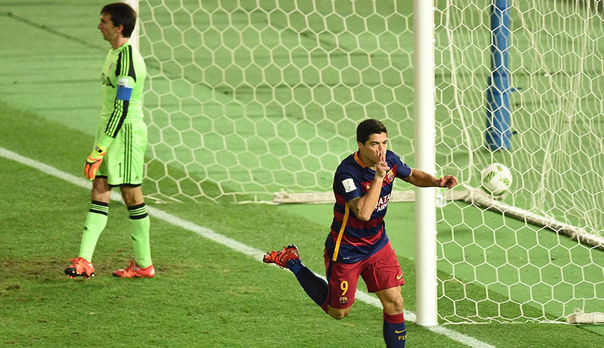 Striker Barcelona, Luis Suarez merayakan gol yang dicetaknya ke gawang River Plate pada final Piala Dunia Antarklub 2015 di International Stadium Yokohama. (AFP/Toru Yamanaka)