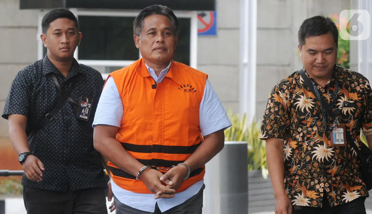 Direktur PT Harlis Tata Tahta Hartoyo (tengah) tiba di Gedung KPK, Jakarta, Senin (4/11/2019). Hartoyo diperiksa sebagai tersangka penyuap terkait pengadaan proyek jalan di Provinsi Kalimantan Timur tahun 2018-2019. (merdeka.com/Dwi Narwoko)
