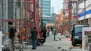 Pekerja menyelesaikan pekerjaan di arena Jakarta Fair 2016, Kemayoran, Jakarta, Senin (6/6/2016). Sebanyak 1.300 stand dan pertunjukan musik akan mengisi Jakarta Fair Kemayoran 2016. (Liputan6.com/Yoppy Renato)