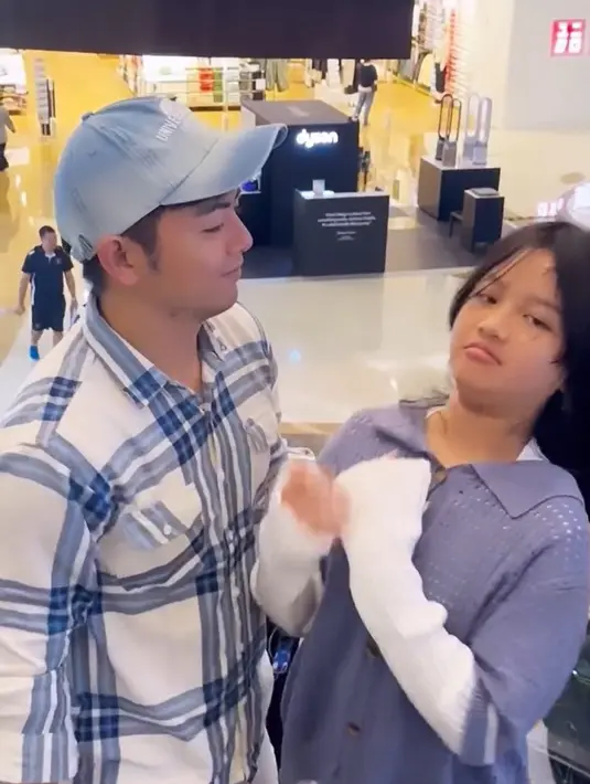 "Ngga papa.. untung bgt udah lumayan puas ngeliat perkembangannya dr bayii sampai mau ABG.. hahaha.. tapi tetep masih manja bgt kalo ga di depan public hehehe.. Love u forever Naa," tutup Nicky Tirta. [Instagram/nickytirta]