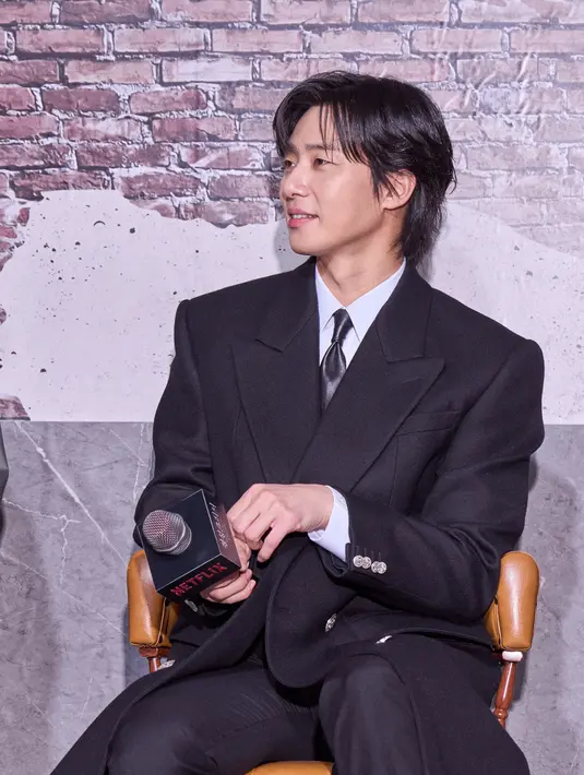 <p>Park Seo Joon sempat memuji akting Sohee dalam konferensi pers Gyeongseong Creature, "Han So Hee-lah yang narasinya dapat dirasakan dari matanya. Saya sangat mengandalkannya saat syuting." (Foto: Netflix)</p>