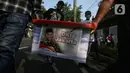 Sejumlah relawan dan kader dari DPC PDI Perjuangan meneriakkan yel-yel saat melakukan long march menuju kantor DPP PDI Perjuangan di Jakarta, Selasa (9/3/2023). (Liputan6.com/Angga Yuniar)