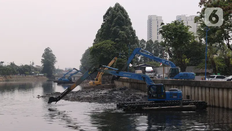 Gerebek Lumpur Atasi Banjir Jakarta