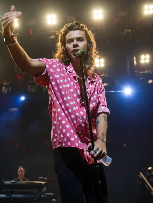 Tampil tampan dengan kemeja polkadot warna merah? Harry Styles juga bisa melakukannya! (Brian Rasic/WireImage)