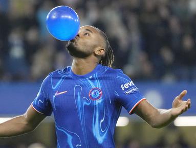 Pemain Chelsea, Christopher Nkunku, melakukan selebrasi setelah mencetak gol ke gawang Barrow  pada laga Carabao Cup 2024/2025 di Stamford Bridge, Rabu (25/9/2024) dini hari WIB. (AP Photo/Kirsty Wigglesworth)