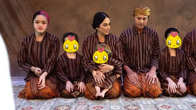 7 Pemotretan Keluarga Andhika Pratama dan Ussy Sulistiawaty, Bertema Adat Jawa