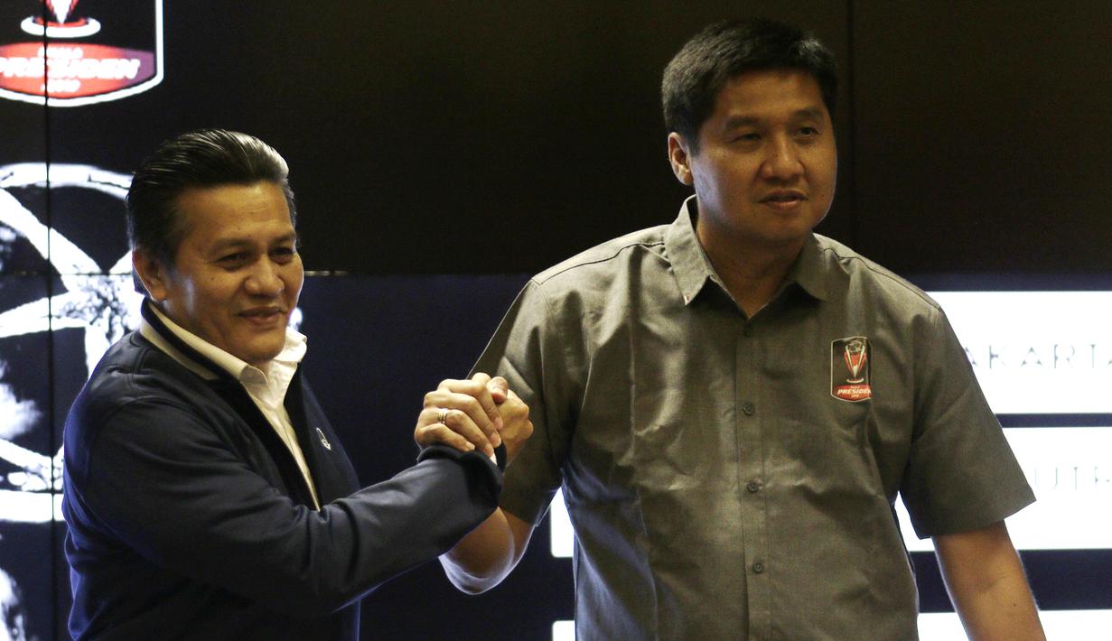 PLT Ketum PSSI, Gusti Randa dan Ketua Steering Committee, Maruarar Sirait, berjabat tangan saat drawing delapan besar Piala Presiden 2019 di ruang media SUGBK, Jakarta, Selasa (19/3). Pertandingan akan berlangsung pada 29-31 Maret mendatang. (Bola.com/Yop