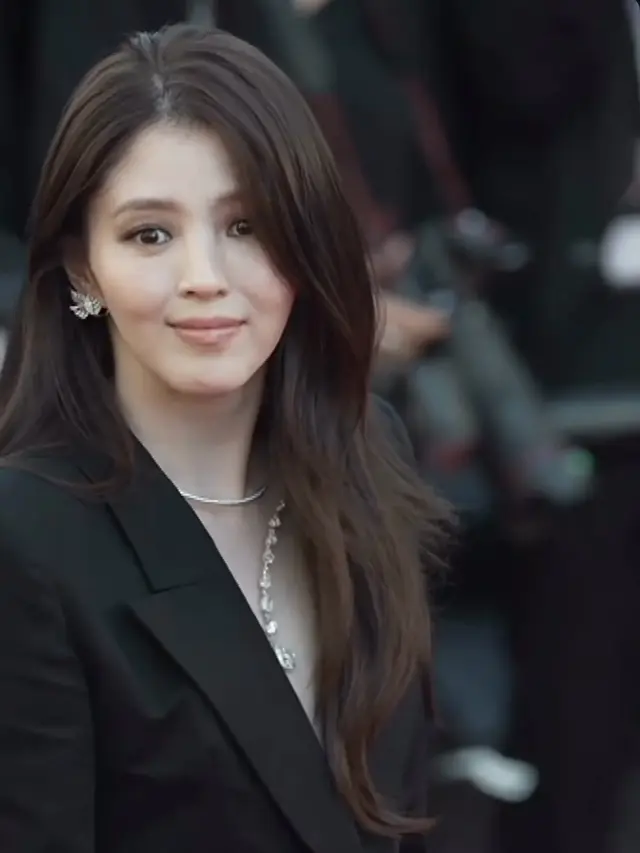 Han So Hee di Festival Film Cannes 2026 pakai perhiasaan mewah. Dok. Boucheron