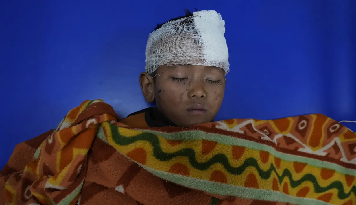 Pihak berwenang mengatakan jumlah korban tewas diperkirakan akan meningkat, mengingat komunikasi terputus di banyak tempat. (AP Photo/Niranjan Shrestha)