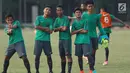 Pemain Timnas Indonesia U-16 berpose usai melakukan ujitanding melawan Bina Mutiara di Lapangan Atang Sutresna, Jakarta, Selasa (4/7). Latih tanding ini persiapan akhir jelang Piala AFF U-15 Thailand, 9-22 Juli. (Liputan6.com/Helmi Fithriansyah)