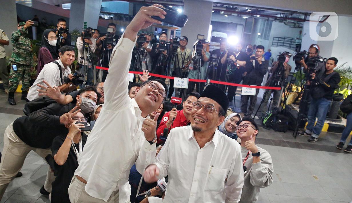 Menggunakan busana senada, Ridwan Kamil dan Suswono tiba dan menyempatkan memberi keterangan terkait pemeriksaan kesehatan yang akan dijalani. (Liputan6.com/Angga Yuniar)