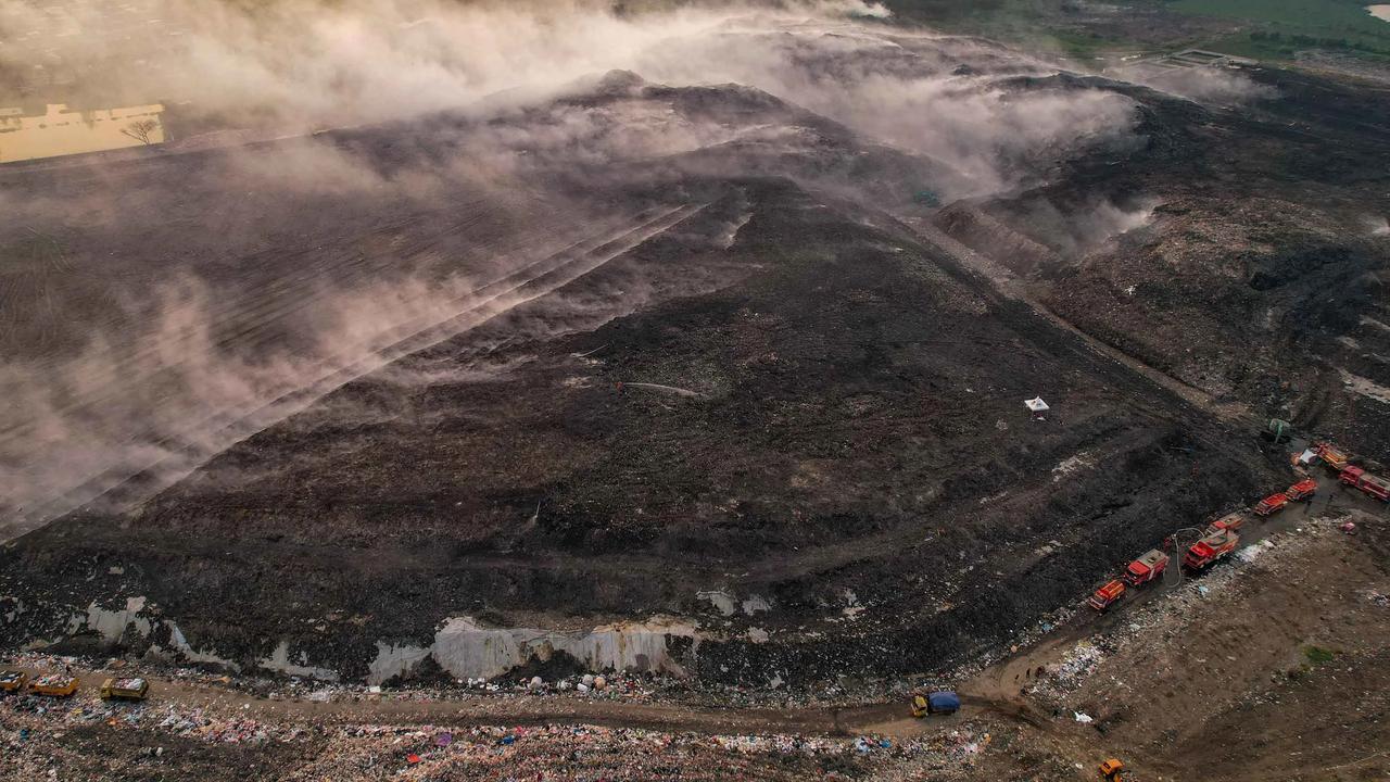 FOTO: Hari Kedelapan Kebakaran TPA Jatiwaringin Belum Padam
