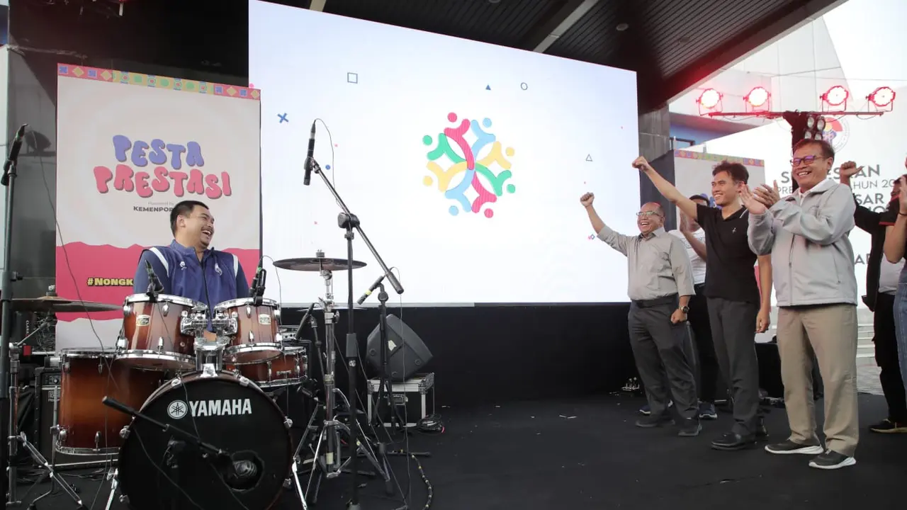 Di depan kalangan Gen Z dan Millenial, Menteri Pemuda dan Olahraga (Menpora) RI Dito Ariotedjo melaunching Bulan Pemuda dan Kick-off Peringatan Hari Sumpah Pemuda ke-95 tahun 2023 yang bertema Bersama Majukan Indonesia dengan bermain drum di halaman kanto