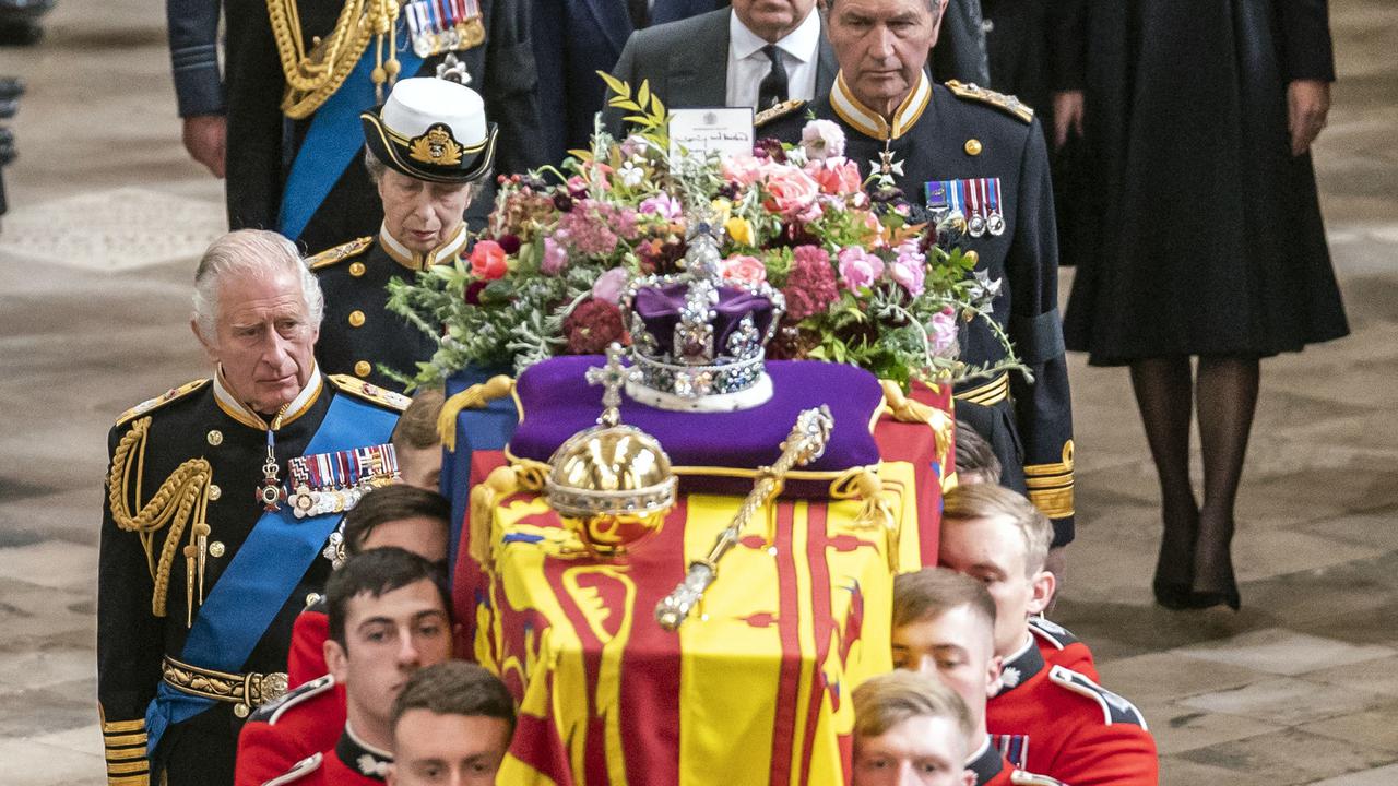 Haru Selimuti Prosesi Pemakaman Ratu Elizabeth II di Kastil Windsor