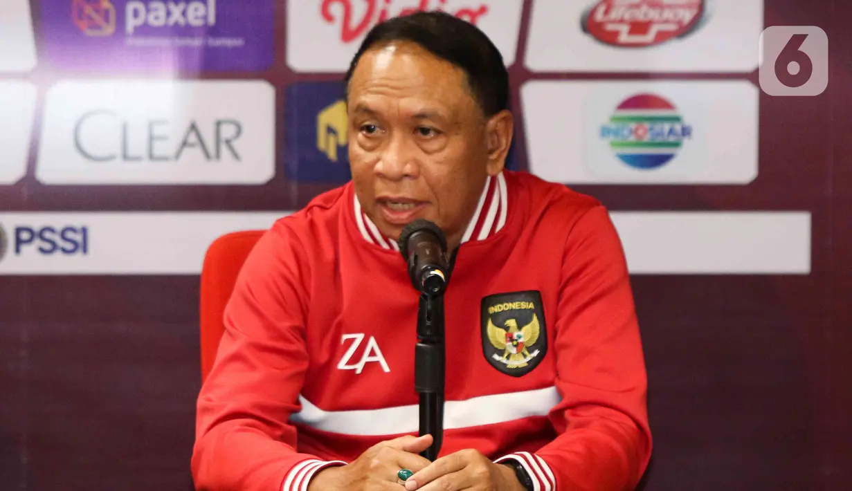 <p>Menpora Zainudin Amali (kanan) memberikan konferensi pers tentang penegakan hukum match fixing di Media Center Stadion Utama Gelora Bung Karno Jakarta, Minggu (19/2/2023). "Kita vonis kartu merah untuk para mafia bola. Sepakbola kita sulit berkembang selama mafia pengatur skor belum kita tendang," ujar Erick dalam keterangan persnya di media center Stadion Utama Gelora Bung Karno, hari ini. (Liputan6.com/Herman Zakharia)</p>