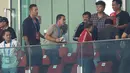 Pelatih Timnas Indonesia U-23, Gerald Vanenburg (tengah) tampak hadir bersama mantan pelatih Timnas Indonesia U-23, Indra Sjafri (kanan) dan pelatih kiper Timnas Indonesia, Sjoerd Woudenberg dalam laga lanjutan BRI Liga 1 2024/2025 antara Persija Jakarta melawan Persebaya Surabaya di Stadion Utama Gelora Bung Karno (SUGBK), Senayan, Jakarta, Sabtu (12/04/2025). (Bola.com/M Iqbal Ichsan)