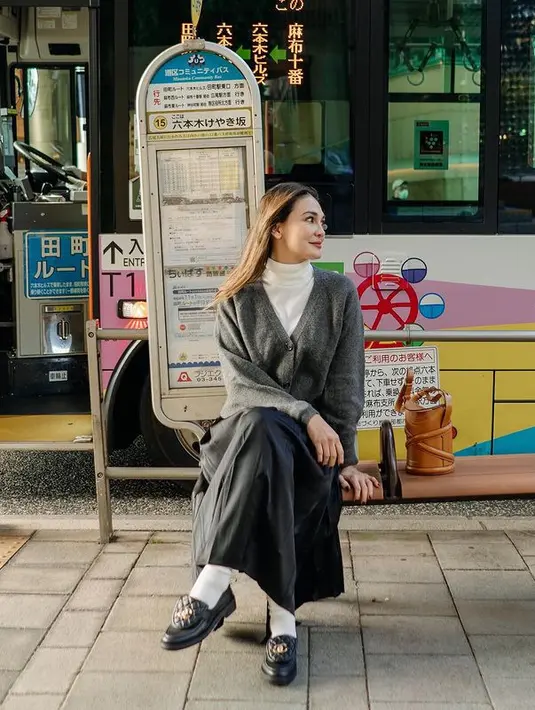 Pada potret outfit berikutnya, Luna Maya tampil feminin bernuansa monokrom. Memadukan turtleneck putih dengan cardigan abu-abu dan rok hitam. [instagram/lunamaya]