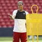 Bek Liverpool, Virgil van Dijk, saat latihan jelang laga final Piala Champions di Stadion Anfield, Senin (21/5/2018). Liverpool akan berhadapan dengan Real Madrid. (AP/Martin Rickett)