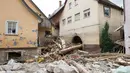 Puing-puing berserakan di jalan kota Braunsbach menyusul bencana banjir dahsyat, Senin (30/5). Setidaknya empat warga dipastikan tewas dan sejumlah lainnya terluka akibat bencana banjir dahsyat yang melanda wilayah selatan Jerman. (Marijan Murat/dpa/AFP)
