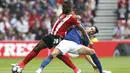 Aksi pemain Sunderland, Victor Anichebe (kiri) berebut bola dengan pemain Manchester United, Matteo Darmian pada lanjutan Premier League  Stadium of Light, Sunderland, (9/4/2017). Manchester United menang 3-0. (Owen Humphreys/PA via AP)