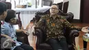 Ketua MPR-RI Zulkifli Hasan berbincang dengan Jefri Setiawan di Ruang kerjanya Komplek Parlemen, Senayan, Jakarta, Senin (9/1). Jefri akan mewakili Indonesia bermain keyboard dan bernyanyi sebanyak 50 lagu dengan mata tertutup. (Liputan6.com/JohanTallo)