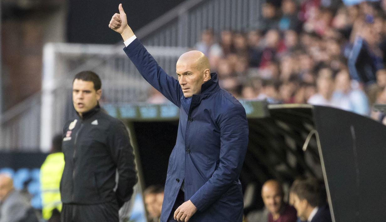 Pelatih Real Madrid, Zinedine Zidane memberikan instruksi kepada anak asuhnya saat melawan Celta Vigo pada lanjutan La Liga di Balaidos stadium, Vigo, Rabu (17/5/2017). Madrid menang 4-1. (AP/Lalo R. Villa