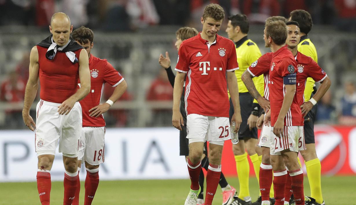 Para pemain Bayern Munchen tampak kecewa usai dikalahkan Real Madrid.  Langkah Bayern Munchen untuk lolos semakin berat karena harus melakoni laga leg kedua di Santiago Bernabeu. (AP/Matthias Schrader)
