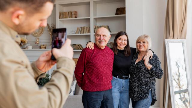 Ilustrasi orang tua, lansia, ayah ibu, kakek nenek
